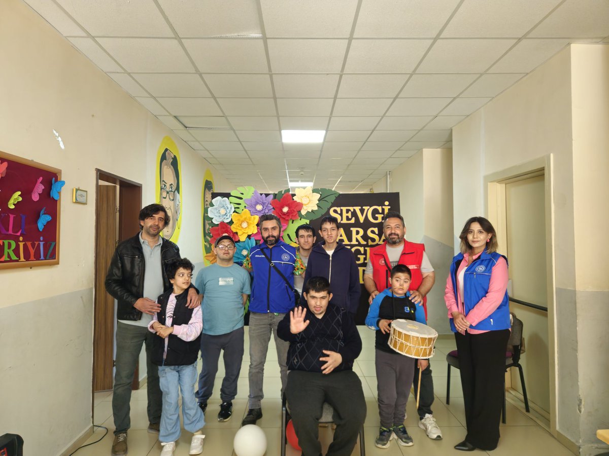 Kaman_GM's tweet photo. ''Sevgi varsa engel yoktur'' ❤️

📌Kaman Cevizkent Özel Eğitim Uygulama Okulunda özel gereksinimli öğrencilerimiz ile bir araya gelerek yaptığımız etkinliklerle birlikte eğlenceli vakit geçirdik.

@oa_bak @gencliksporbak @gsbgenclik @gsb_kirsehir https://t.co/uCQmPivMX9