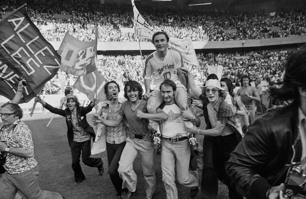 OL__Plus's tweet photo. Mort de Fleury Di Nallo à 83 ans : une légende de l’Olympique lyonnais is Gone
#DiNallo 
(AFP via Liberation : https://t.co/DBXi6bNEw2) https://t.co/xNBKNke3sQ