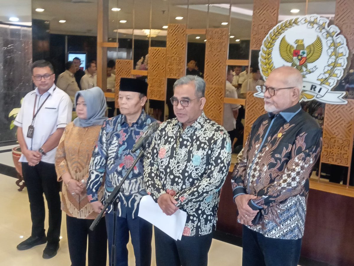 RadioElshinta's tweet photo. Ketua MPR RI Ahmad Muzani memastikan final Lomba Cerdas Cermat Empat Pilar MPR di Kalimantan Barat akan diulang setelah menuai polemik dan protes dari peserta serta menjadi sorotan publik di media sosial, Rabu (13/5). ๐ธArd
#MPRRI #JuriLomba #CerdasCermat #Administratif https://t.co/5lT8K5PQOE