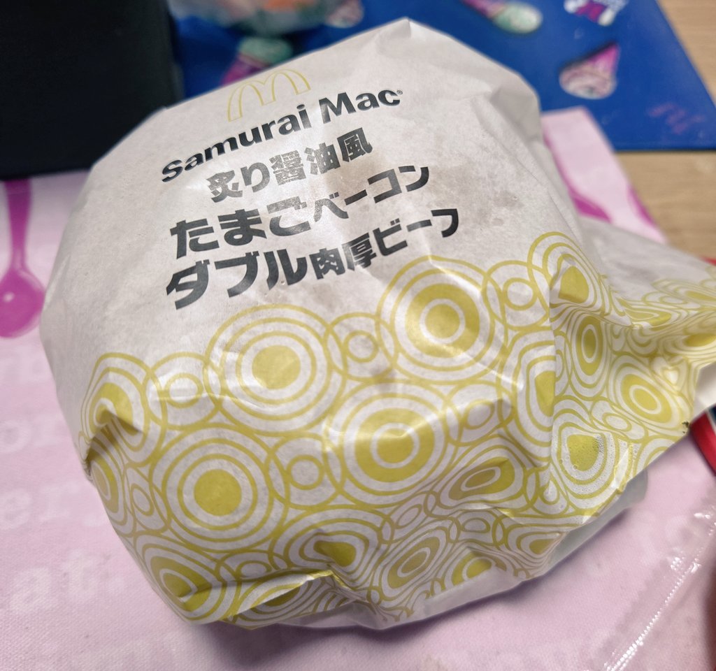 Qyulol's tweet photo. #サムライマック
#佐々木舞香

サムライマック初めて食べたかも！！大きい！！おいしい！！ https://t.co/2AzPVZDxBg
