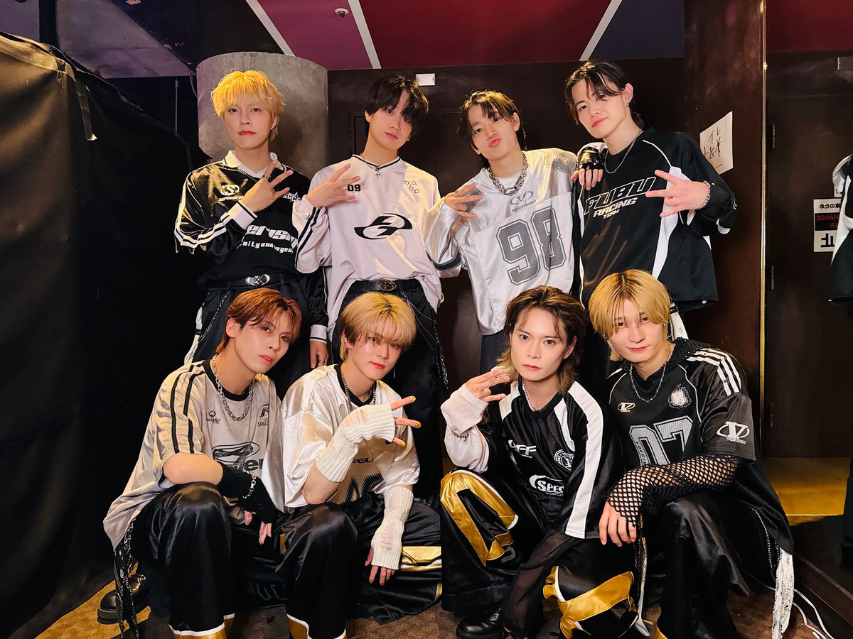 X8EE tweet media