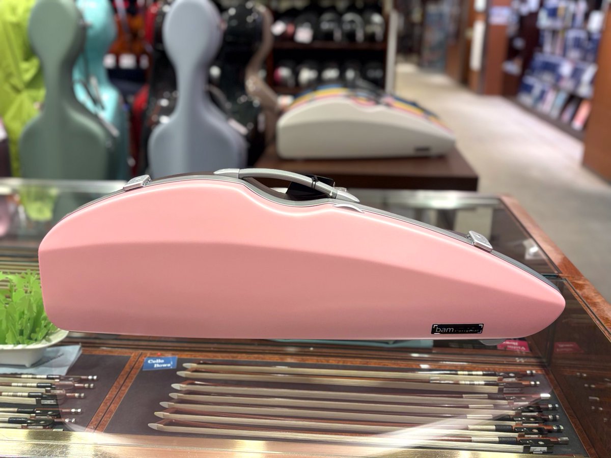 yamano_strings's tweet photo. 【新入荷📣#ヴァイオリンケース】
🇫🇷BAM社“BONBON”が緊急入荷‼️
上蓋／下蓋カラーの組み合わせがお洒落な1本。軽量かつアシンメトリーな柔らかいフォルムも魅力です。変わりやすいお天気のお出かけもお気に入りのケースで楽しく乗り切りましょう☺️🎻
🌿弦楽器フェア開催中🌿→https://t.co/iiR2WKRGZL https://t.co/nJk7cMjLnO