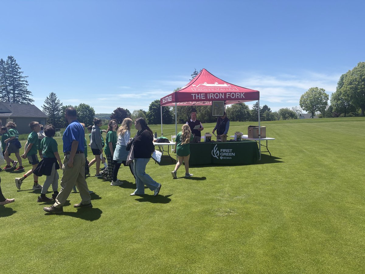FrostyGolfPA's tweet photo. Had the pleasure of hosting our 3rd @TheFirstGreen field trip yesterday with 170, 5th-graders from Danville. Thx @PoconoTurfgrass for volunteering time &amp; $ support, our amazing grounds crew for supporting logistics, local businesses for donations and @gcsaa for an amazing program https://t.co/YaoepKdBjn