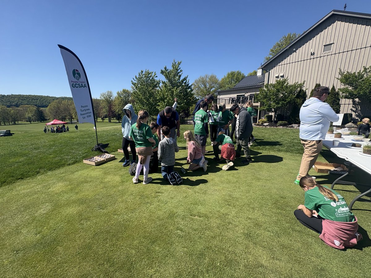 FrostyGolfPA's tweet photo. Had the pleasure of hosting our 3rd @TheFirstGreen field trip yesterday with 170, 5th-graders from Danville. Thx @PoconoTurfgrass for volunteering time &amp; $ support, our amazing grounds crew for supporting logistics, local businesses for donations and @gcsaa for an amazing program https://t.co/YaoepKdBjn