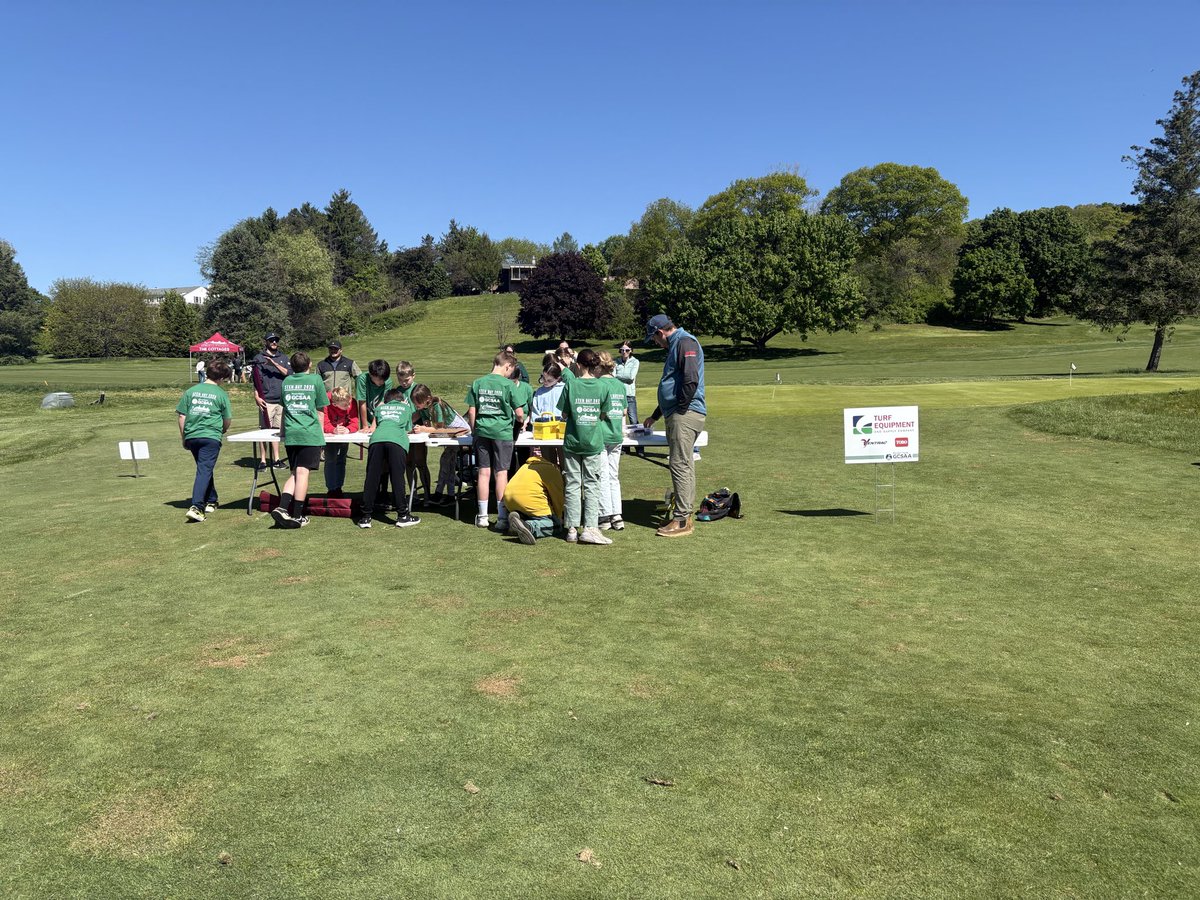 FrostyGolfPA's tweet photo. Had the pleasure of hosting our 3rd @TheFirstGreen field trip yesterday with 170, 5th-graders from Danville. Thx @PoconoTurfgrass for volunteering time &amp; $ support, our amazing grounds crew for supporting logistics, local businesses for donations and @gcsaa for an amazing program https://t.co/YaoepKdBjn
