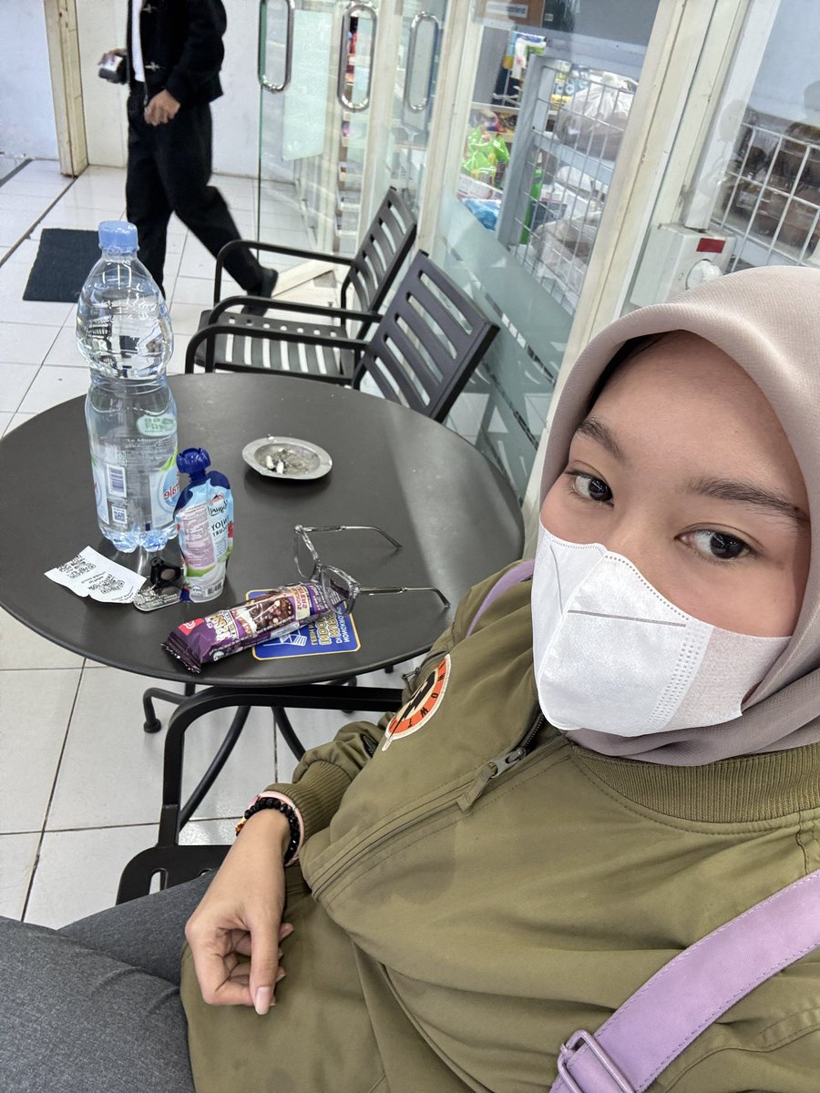 apesiluyeu's tweet photo. melakukan adegan dewasa alias beli eskrim dan duduk di indomaret pulang kerja😌 https://t.co/I8EA706lOb