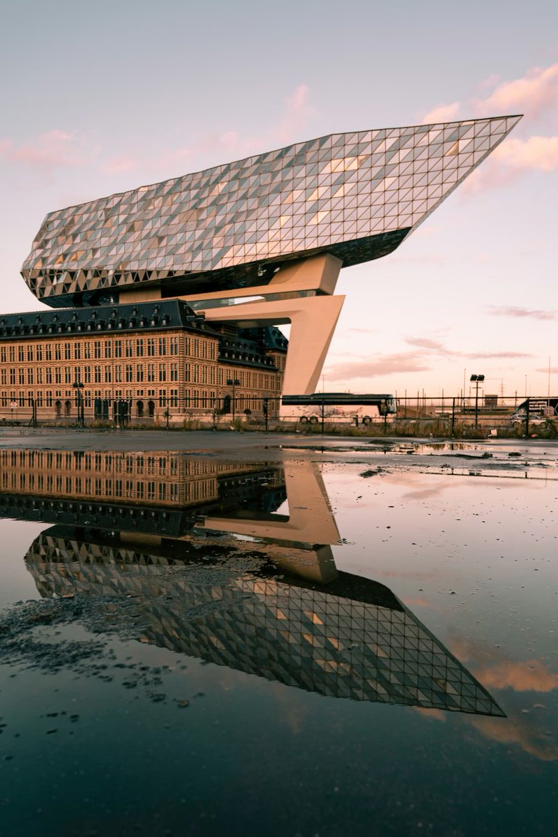 kc2_design's tweet photo. 🚢 気になる有名建築 #03 ｜ Antwerp Port House
📍 ベルギー・アントワープ（2016）
🖊️ Zaha Hadid Architects

廃墟の消防署にガラスと鋼の船体。
歴史の地層を壊さず接続する対話。

既存への敬意と革新の両立——私たちの設計姿勢とも重なる視点。

#kc2_design
#ModernArchitecture #ザハハディド https://t.co/bDlXBKnEYs