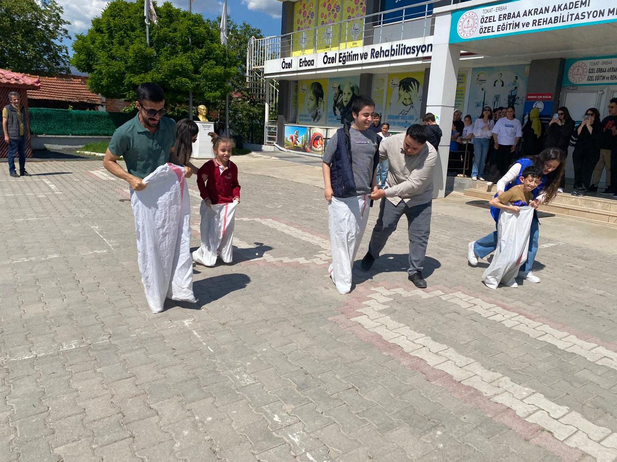 GSB_ErbaaGM's tweet photo. Engelleri sevgi ve güler yüzle aştığımız bir etkinliği daha geride bıraktık 😇 Bu kez Özel Erbaa Akran Akademi Özel Eğitim ve Rehabilitasyon Merkezi’nde çocuklarımızla bir araya gelerek birbirinden güzel oyunlarla güzel bir gün geçirdik 🌸
#EngellilerHaftası 
#EngelsizYaşam https://t.co/mItPO5Dt0D