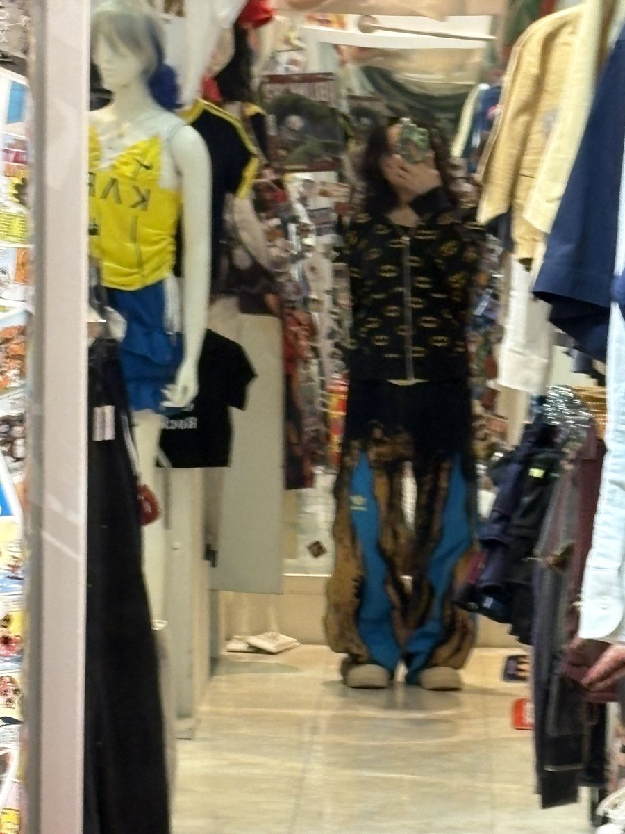 daredesuka___2's tweet photo. 悩みはたくさんだけど好きな服で働ける環境ありがとねー！ https://t.co/w1dguIdEhg