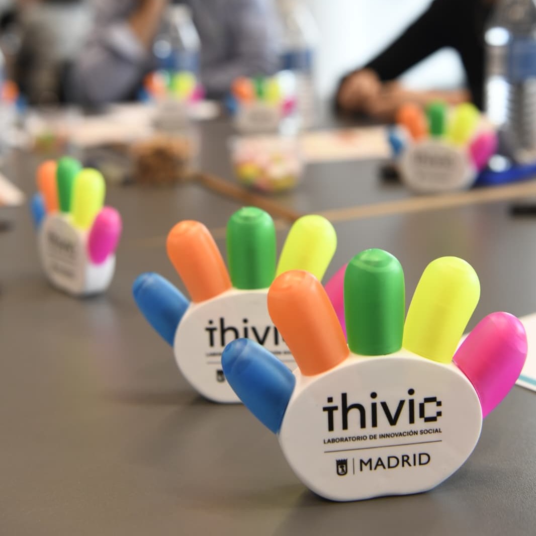 DecideMadrid's tweet photo. 💡 Hoy celebramos una nueva sesión presencial del taller de #THIVIC sobre colectivos juveniles en barrios desfavorecidos.

Avanzamos para configurar una solución piloto de las propuestas con más potencial:
🔹 Una red interbarrios para apoyar la transición de los jóvenes hacia el empleo y la vida adulta.
🔹 Un modelo de espacio codiseñado con jóvenes, orientado al aprendizaje práctico, la participación y la conexión con el barrio.

A través de dinámicas de cocreación y trabajando con Service Canvas para concretar destinatarios, valor, agentes, recursos, barreras y primeros pasos. https://t.co/Me1SexiS9Y

Gracias a todos los agentes públicos y sociales que nos acompañan en este proceso 🤝@‌UAM_Madrid; @‌ftomillo; @UGTMadrid; @aempleomadrid; @FBertelsmann; @AsocBarro; @ucomillas; @madridsalud

#InnovaciónSocial #Madrid