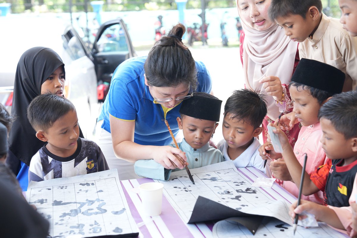 CscecM's tweet photo. On 13 May, CSCEC Malaysia volunteers returned to Sekolah Kebangsaan Lui Timor to celebrate Teachers’ Day (Hari Guru) ahead of the occasion with local teachers and students. Alongside lively Chinese language classes, the team also organised traditional cultural activities including pitch-pot games and Chinese calligraphy experiences.
The day ended with volunteers and students dancing together, filling the campus with laughter, friendship, and joyful cultural exchange.