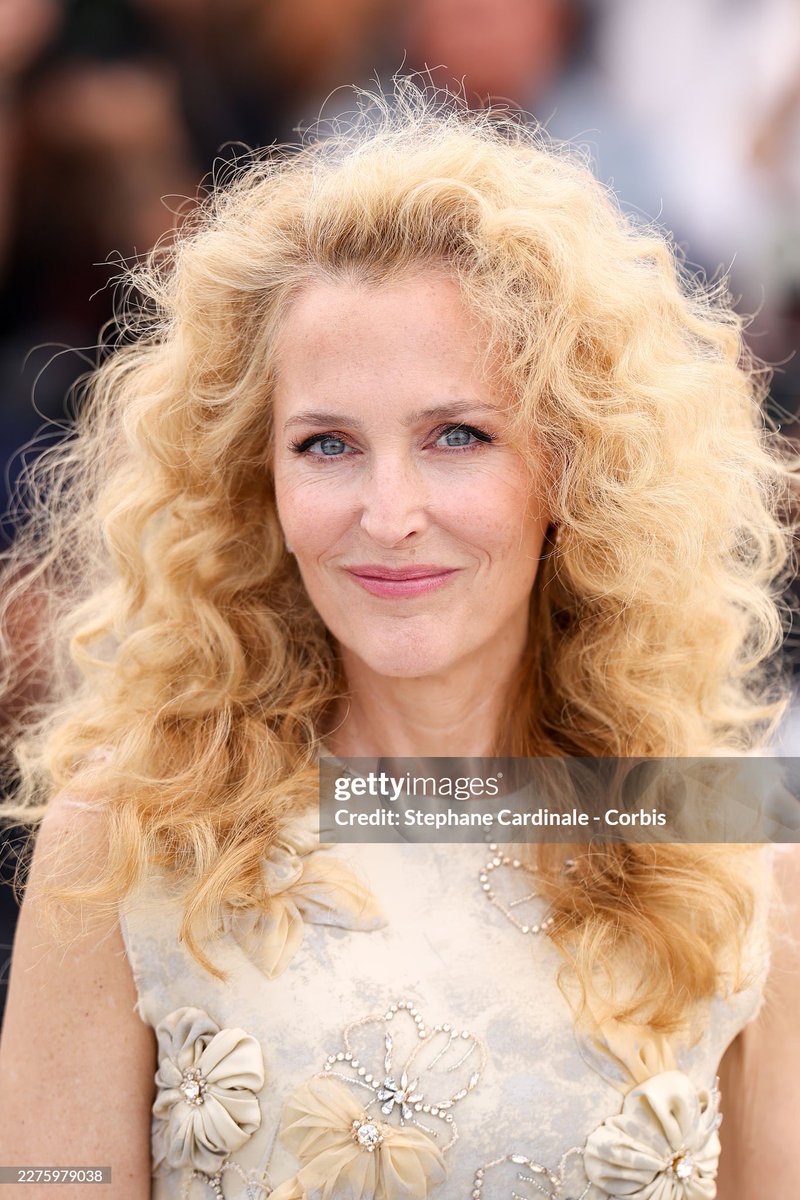 scullysfoxes's tweet photo. gillian anderson looking bomb af today, mother is back to mothering!!! https://t.co/bMbpOtpSfU