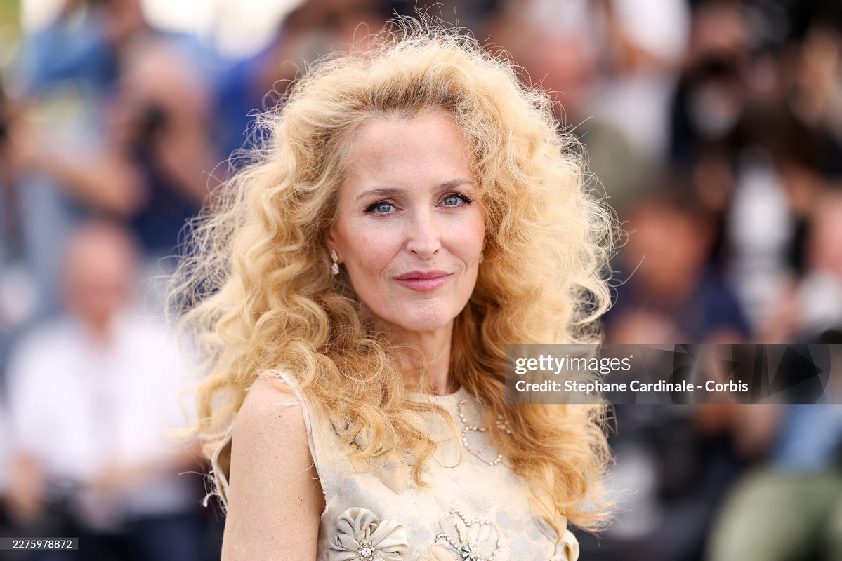 scullysfoxes's tweet photo. gillian anderson looking bomb af today, mother is back to mothering!!! https://t.co/bMbpOtpSfU