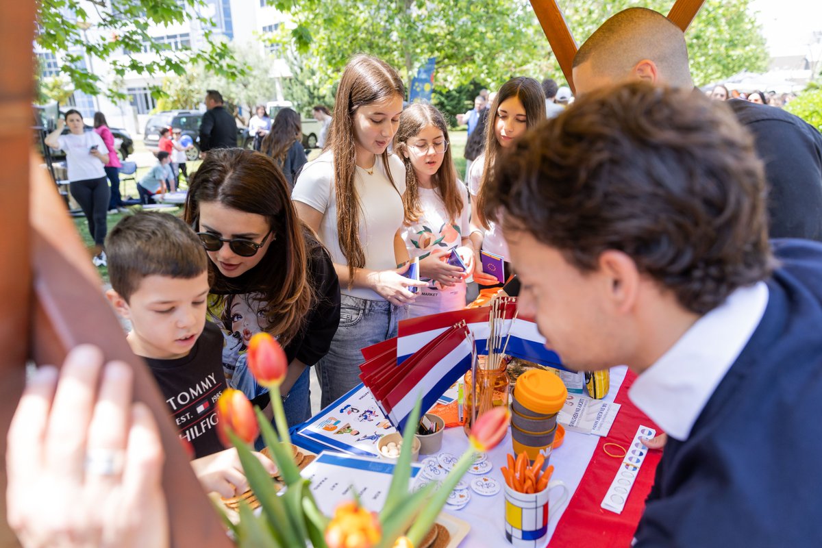 NLinBelgrade's tweet photo. ✨ Thank you to everyone who visited our 🇳🇱 stand at the EU Fair in Podgorica! Special thanks to the organisers @evropska_kuca and @me4eu, as well as @WeBalkans for their amazing support! 
#EuropeDay https://t.co/CvXLpXbBF6