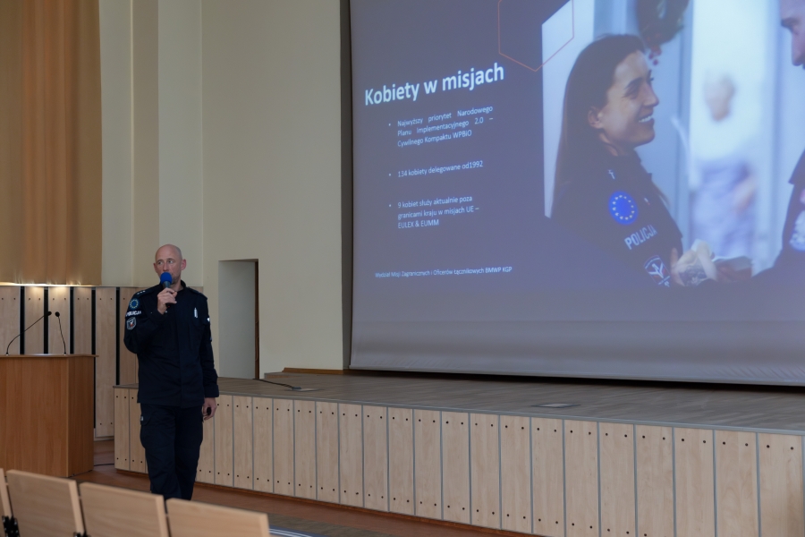 SP_Slupsk's tweet photo. Zajęcia fakultatywne poświęcone służbie poza granicami kraju przygotował dla słuchaczy Szkoły Policji przedstawiciel Biura Międzynarodowej Współpracy Policji KGP, a także dowódca XXXIX rotacji JSPP w Kosowie
https://t.co/JjJDRmmVzp https://t.co/r0CK8aHE6Q