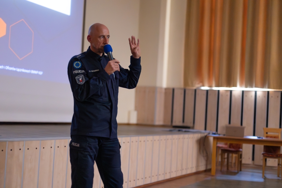 SP_Slupsk's tweet photo. Zajęcia fakultatywne poświęcone służbie poza granicami kraju przygotował dla słuchaczy Szkoły Policji przedstawiciel Biura Międzynarodowej Współpracy Policji KGP, a także dowódca XXXIX rotacji JSPP w Kosowie
https://t.co/JjJDRmmVzp https://t.co/r0CK8aHE6Q