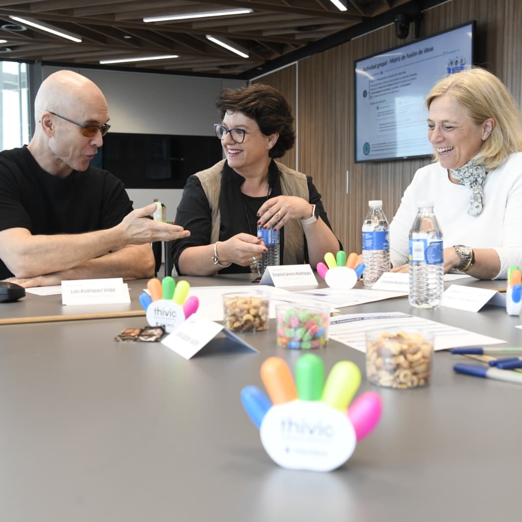 DecideMadrid's tweet photo. 💡 Hoy celebramos una nueva sesión presencial del taller de #THIVIC sobre colectivos juveniles en barrios desfavorecidos.

Avanzamos para configurar una solución piloto de las propuestas con más potencial:
🔹 Una red interbarrios para apoyar la transición de los jóvenes hacia el empleo y la vida adulta.
🔹 Un modelo de espacio codiseñado con jóvenes, orientado al aprendizaje práctico, la participación y la conexión con el barrio.

A través de dinámicas de cocreación y trabajando con Service Canvas para concretar destinatarios, valor, agentes, recursos, barreras y primeros pasos. https://t.co/Me1SexiS9Y

Gracias a todos los agentes públicos y sociales que nos acompañan en este proceso 🤝@‌UAM_Madrid; @‌ftomillo; @UGTMadrid; @aempleomadrid; @FBertelsmann; @AsocBarro; @ucomillas; @madridsalud

#InnovaciónSocial #Madrid