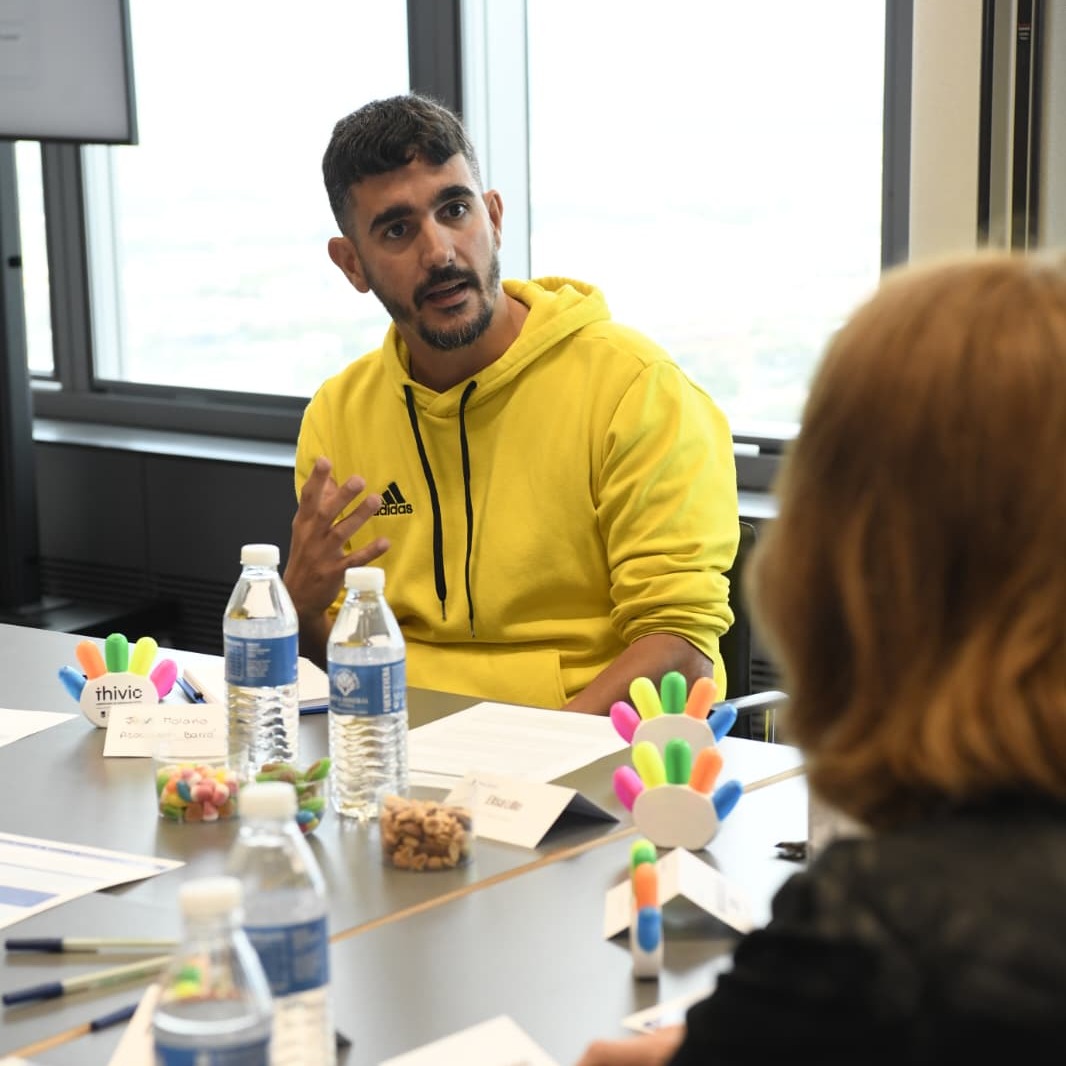 DecideMadrid's tweet photo. 💡 Hoy celebramos una nueva sesión presencial del taller de #THIVIC sobre colectivos juveniles en barrios desfavorecidos.

Avanzamos para configurar una solución piloto de las propuestas con más potencial:
🔹 Una red interbarrios para apoyar la transición de los jóvenes hacia el empleo y la vida adulta.
🔹 Un modelo de espacio codiseñado con jóvenes, orientado al aprendizaje práctico, la participación y la conexión con el barrio.

A través de dinámicas de cocreación y trabajando con Service Canvas para concretar destinatarios, valor, agentes, recursos, barreras y primeros pasos. https://t.co/Me1SexiS9Y

Gracias a todos los agentes públicos y sociales que nos acompañan en este proceso 🤝@‌UAM_Madrid; @‌ftomillo; @UGTMadrid; @aempleomadrid; @FBertelsmann; @AsocBarro; @ucomillas; @madridsalud

#InnovaciónSocial #Madrid