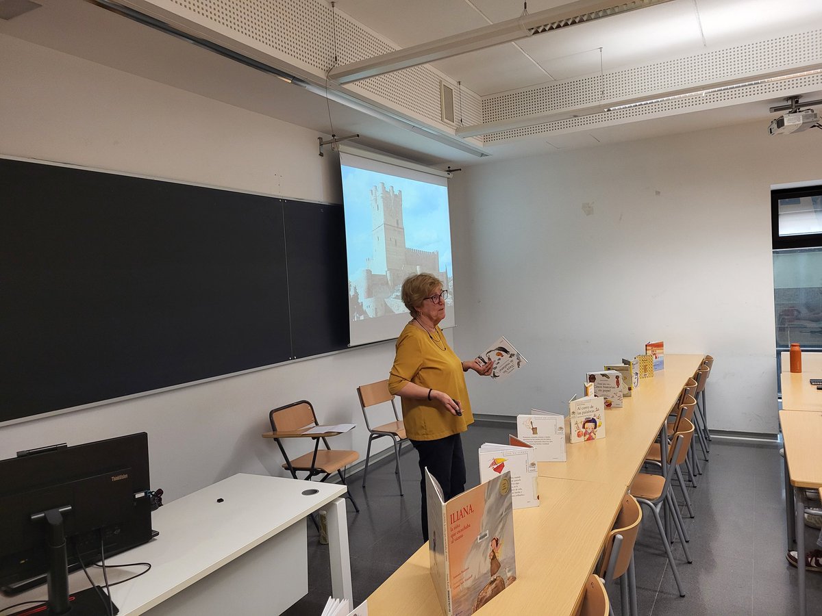 ballpa's tweet photo. Antonia Rodenas nos acompaña en la Facultad de Educación de la Universidad de Alicante para hablar de literatura https://t.co/8PyIG0fP9E