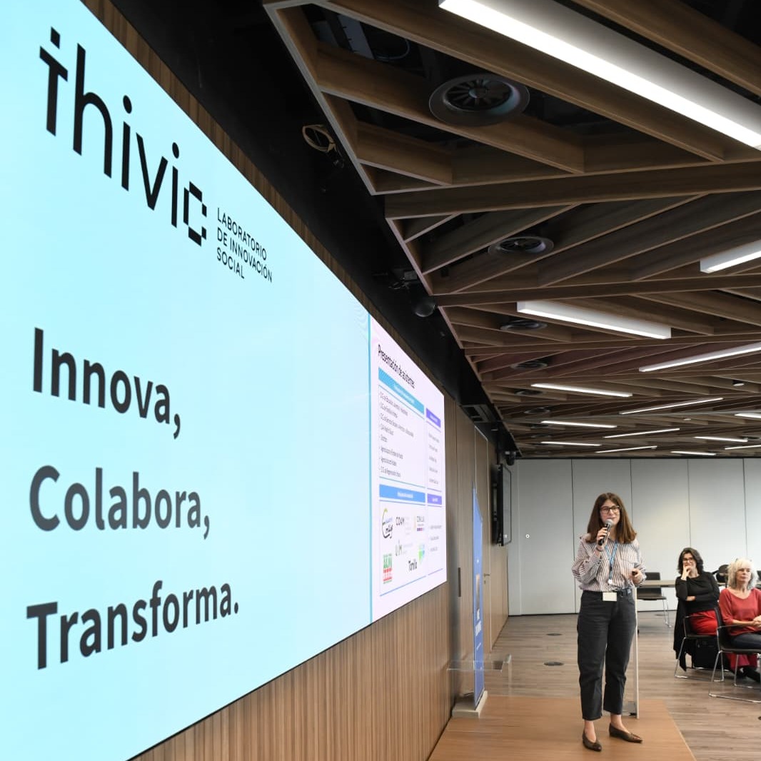 DecideMadrid's tweet photo. 💡 Hoy celebramos una nueva sesión presencial del taller de #THIVIC sobre colectivos juveniles en barrios desfavorecidos.

Avanzamos para configurar una solución piloto de las propuestas con más potencial:
🔹 Una red interbarrios para apoyar la transición de los jóvenes hacia el empleo y la vida adulta.
🔹 Un modelo de espacio codiseñado con jóvenes, orientado al aprendizaje práctico, la participación y la conexión con el barrio.

A través de dinámicas de cocreación y trabajando con Service Canvas para concretar destinatarios, valor, agentes, recursos, barreras y primeros pasos. https://t.co/Me1SexiS9Y

Gracias a todos los agentes públicos y sociales que nos acompañan en este proceso 🤝@‌UAM_Madrid; @‌ftomillo; @UGTMadrid; @aempleomadrid; @FBertelsmann; @AsocBarro; @ucomillas; @madridsalud

#InnovaciónSocial #Madrid