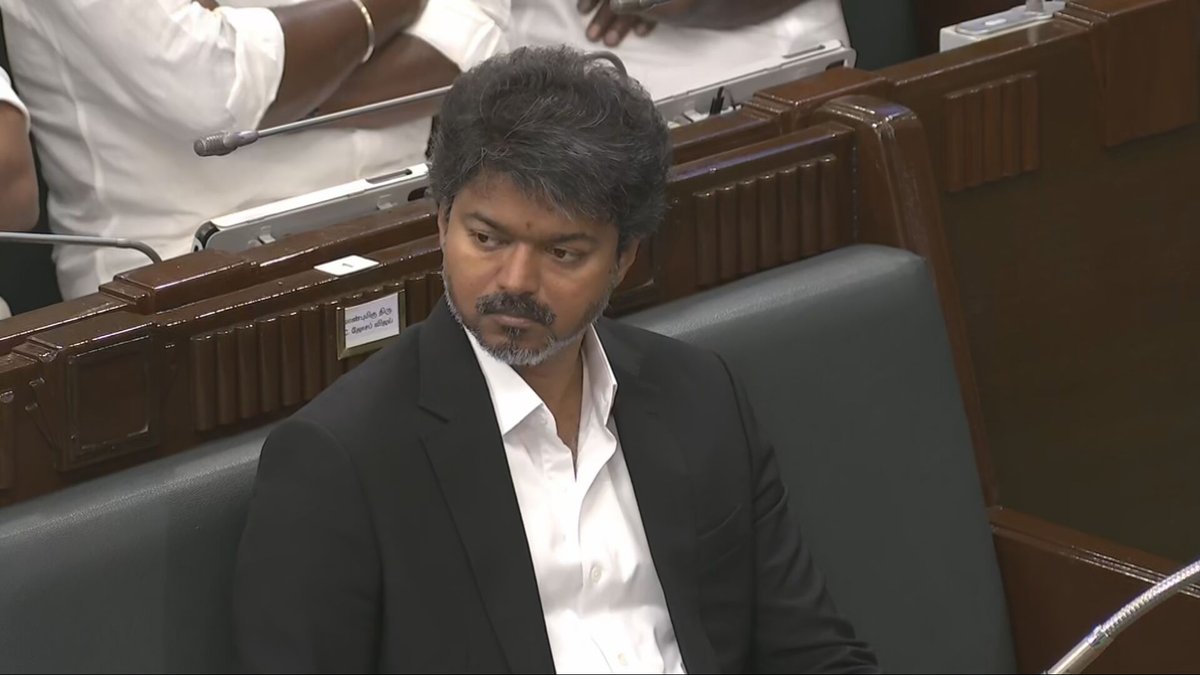 Tamil_Thesiyam's tweet photo. படத்தோட ஆடியோ லான்ச்ல எல்லாரும் ஹீரோவை பாராட்டி பேசற மாதிரி சட்டப்பேரவையிலும் விஜய்யை எல்லாரும் பாராட்டி பேசுவாங்கன்னு நினைச்சிட்டு இருந்தானுங்க போல😂

இன்னிக்கு எதிர்க்கட்சி தலைவர்கள் எல்லாம் blastu blastu பேச்சு💥

சுத்தமா மூஞ்சு தொங்கி போச்சு😏😅 https://t.co/Mhnsb0ux2E