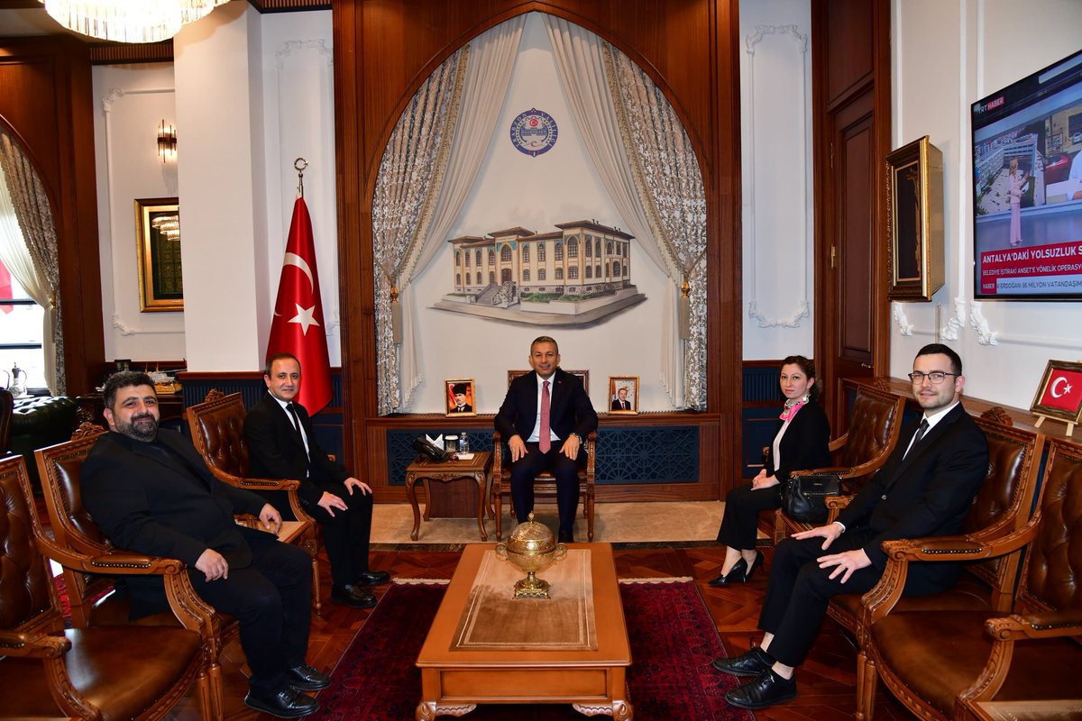TrabzonValilik's tweet photo. Vali Tahir Şahin, Trabzon Veteriner Hekimleri Odası Başkanı Erol Sayın ve Yönetim Kurulu Üyelerini kabul etti. https://t.co/2zSYdgjElN
