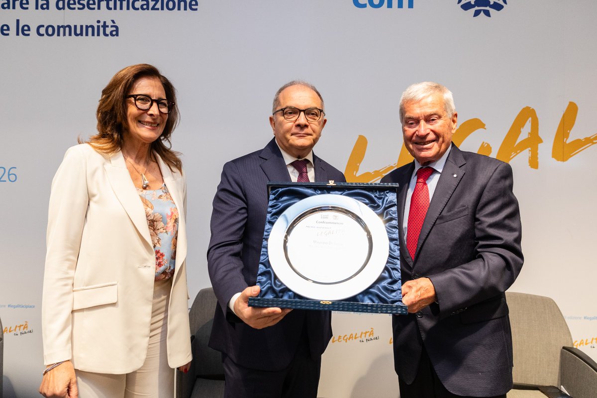 Confcommercio's tweet photo. Il presidente #Sangalli e @didioptz consegnano il Premio #legalitàcipiace al Procuratore Capo di Palermo Maurizio De Lucia #confcommerciocè https://t.co/qYy4IAz1Co