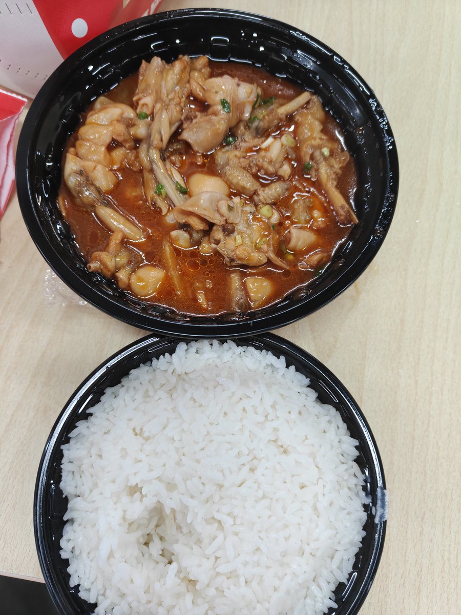 pure1ss's tweet photo. 狠下心点了一个50元的胖哥俩的牛蛙煲
结果肉还是少得可怜
ε=(´ο｀*)))唉 https://t.co/kWdrmxsvQP