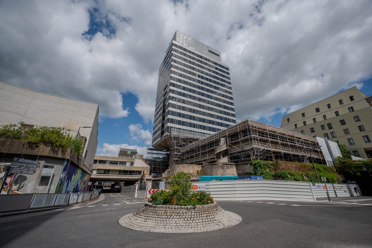 CergyPontoise95's tweet photo. ⚠️ DÉVIATION | Les travaux de transformation de l'ancienne tour EDF se poursuivent. 🏗️ En vue de son écrêtage une grue doit être installée pour permettre aux engins de démolition de monter en haut de la tour. L'intervention nécessite d'empiéter sur la chaussée. https://t.co/Y34CmTDFur