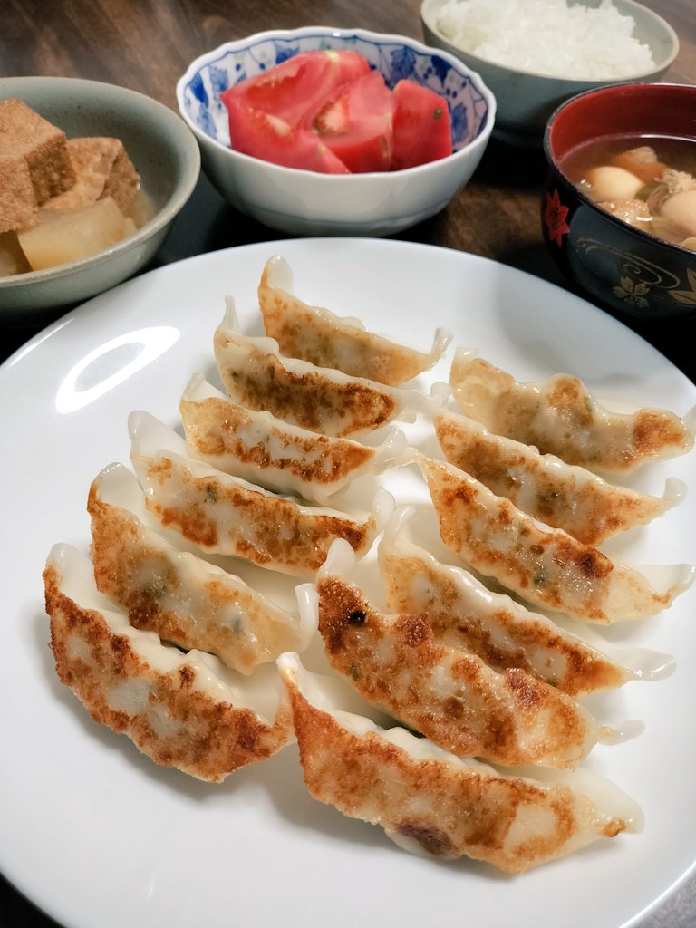 chi_ryu_Smiley's tweet photo. 夜ごはん

餃子🥟

夕方雨がすごくて
帰るのが嫌だなぁと思いましたが
久しぶりにキレイな虹が見れて
ちょっと癒されました😊

#夜ごはん　#おうちごはん　#餃子 https://t.co/6Sjmh17S6j