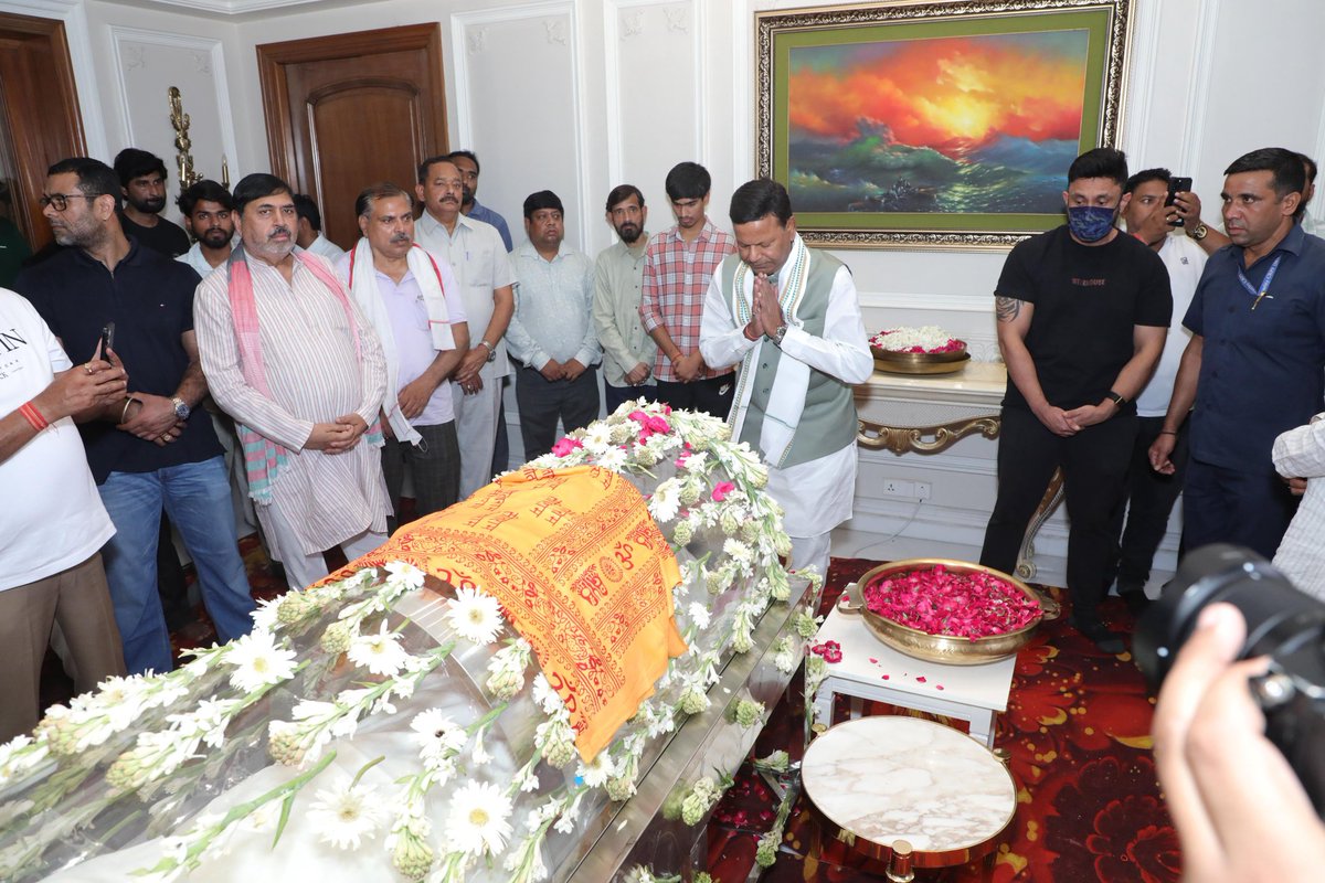 AmethiliveCom's tweet photo. प्रतीक यादव के निधन से परिवार में मातम, अंतिम दर्शन के दौरान भावुक हुईं अपर्णा यादव। भाजपा अध्यक्ष पंकज चौधरी समेत कई नेता आवास पहुंचकर परिवार को दे रहे सांत्वना।
#aparna #prateek https://t.co/Cv9eUKK07b