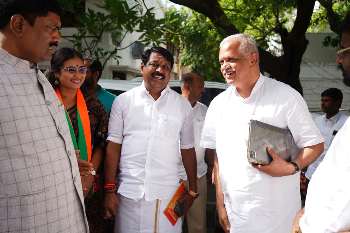 NainarBJP's tweet photo. இன்றைய தினம் சென்னை கமலாலயம் வருகை தந்த பாரதிய ஜனதா கட்சியின் தேசிய அமைப்பு பொதுச் செயலாளர் திரு. @blsanthosh அவர்களை அன்புடன் வரவேற்றோம். https://t.co/E0N1F4s8u3