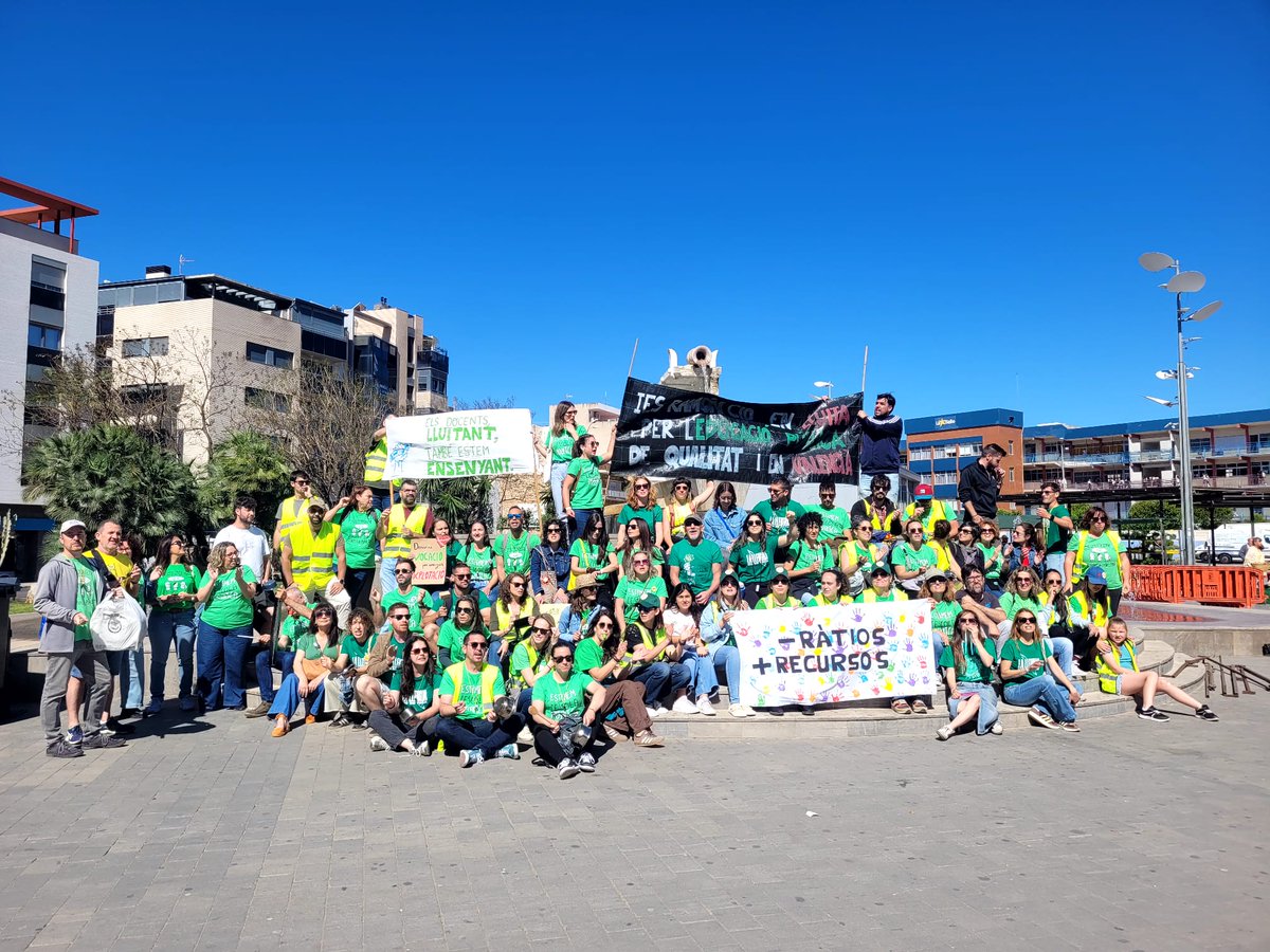 natxo1d10's tweet photo. 3r dia de #VagaIndefinida #Vinaròs #Benicarló suport de les famílies i el carrer. Anem pel bon camí 💪🏽👏🏽😉 https://t.co/xEI4djc7WH