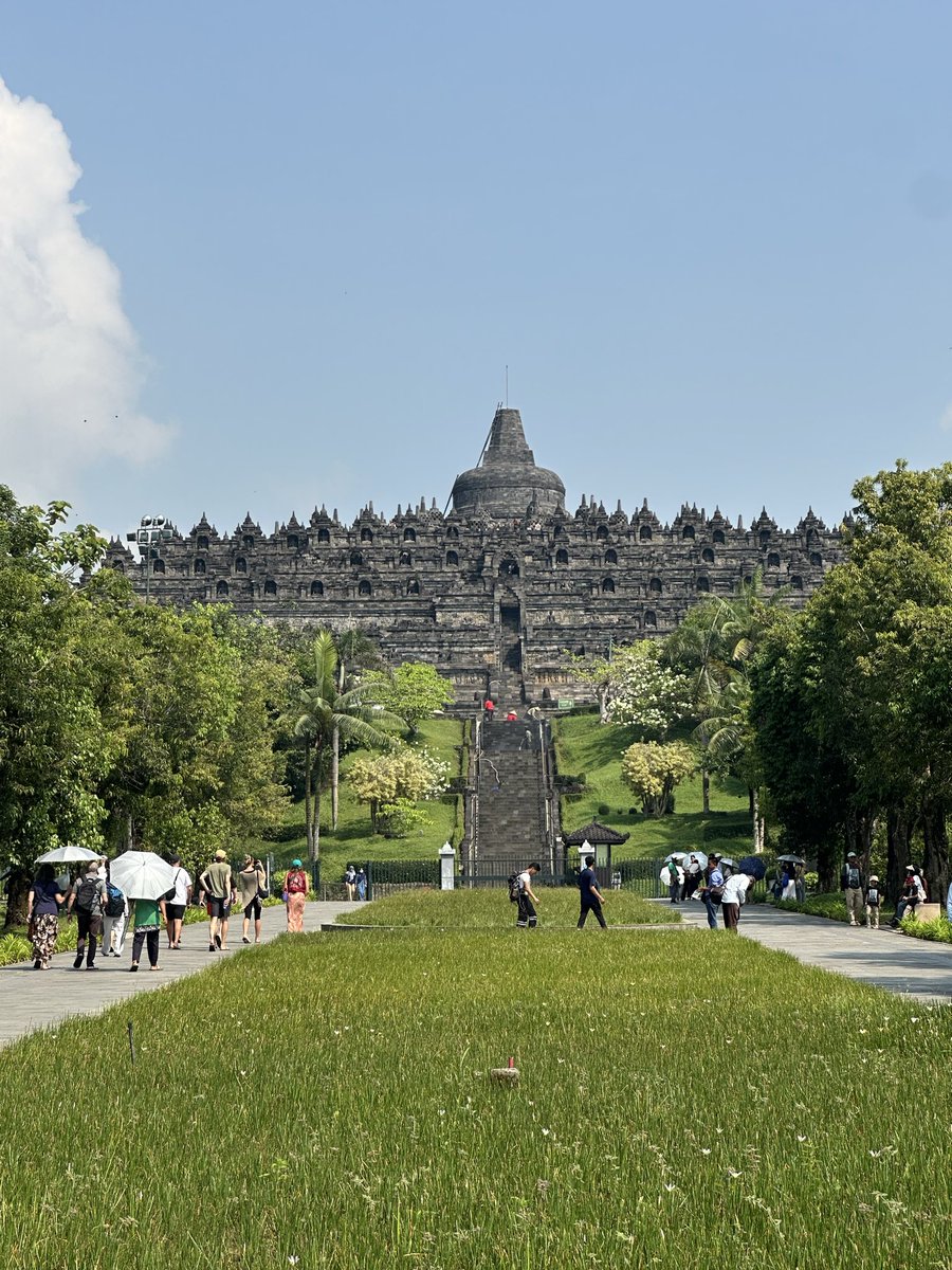 本日はインドネシアのお寺のナンバーワンとナンバー2見に行って来まし