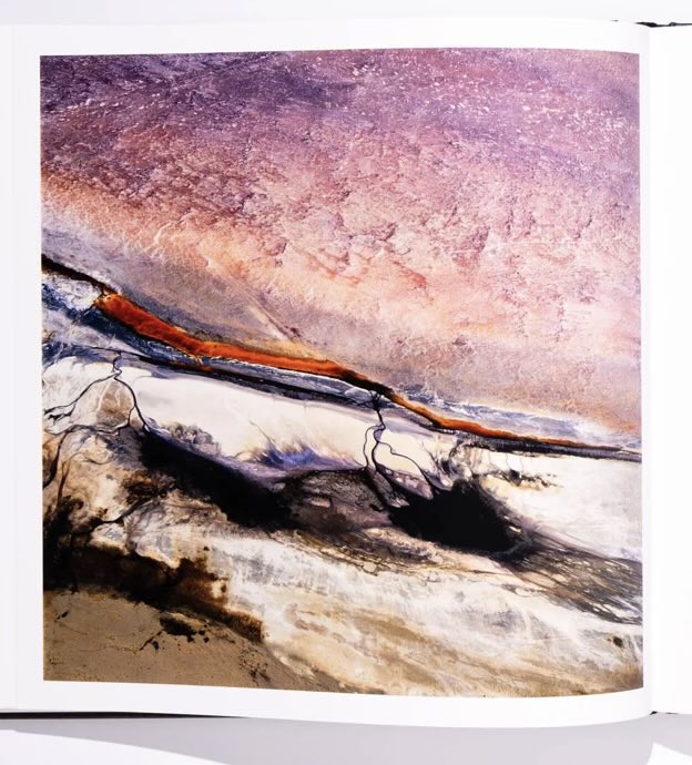 一見するとまるで抽象絵画のように見えます。 巨大な土地の傷跡が