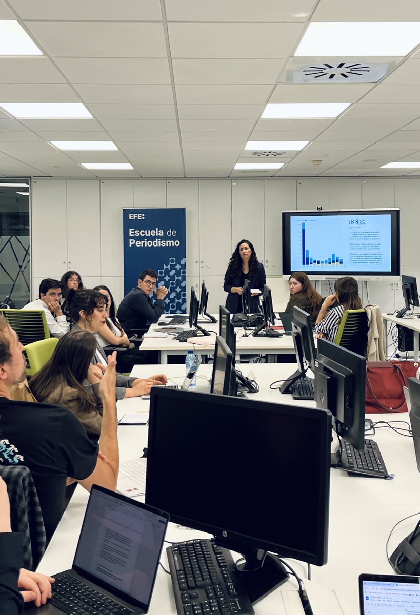 EFEescuela's tweet photo. El refuerzo de la defensa europea y el camino de España en la UE han centrado la jornada impartida por las periodistas Miriam Burgués y Lucía Leal, de @EFEnoticias, en el curso del @Europarl_ES para jóvenes periodistas organizado por @EFEescuela y @RTVEin. https://t.co/lGjrWzxOkk