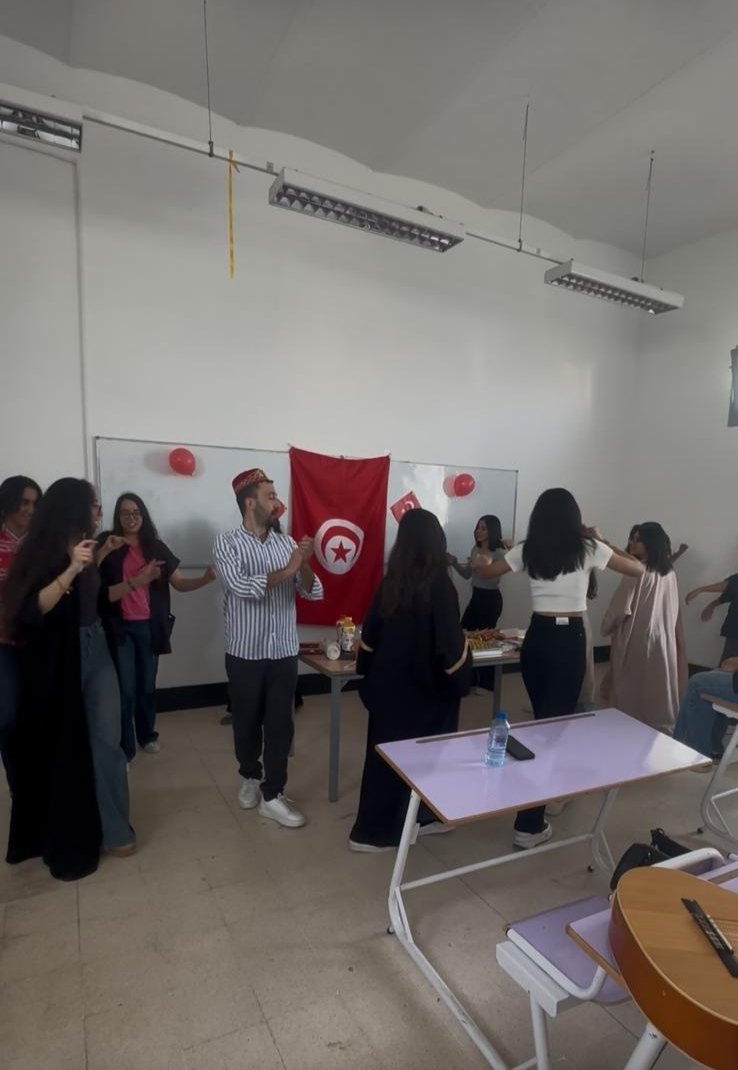 TunusEM's tweet photo. Burgiba Pilot Lisesi öğrencileri yıl sonunu Türkçe günüyle kutladı. Türkçe müzik ve geleneksel Türk danslarıyla eğlenen öğrenciler, ayrıca Türk mutfağından çeşitli lezzetleri tattı. Bu güzel günün hazırlanmasında emek veren Türkçe öğretmenimiz Alptekin Salman'a  teşekkür ederiz. https://t.co/3Lftz9cBQn