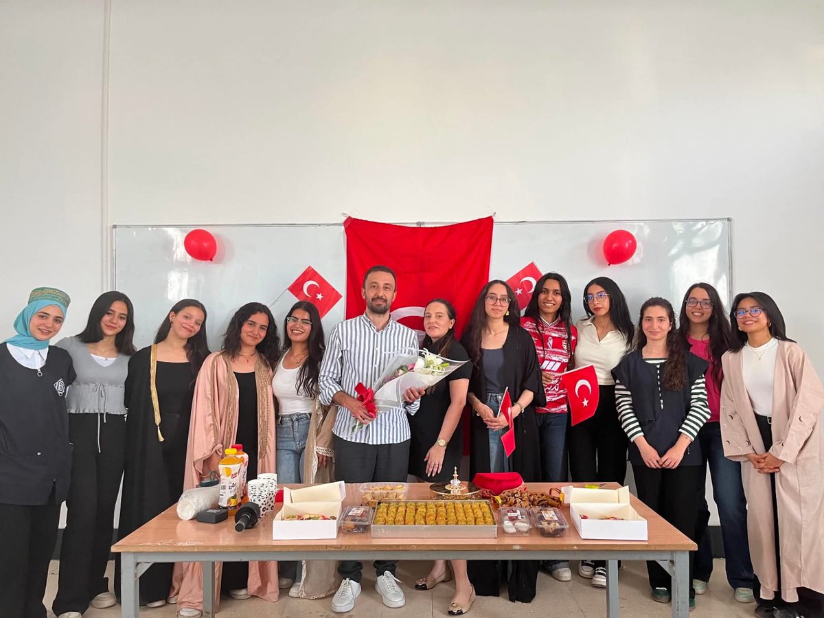 TunusEM's tweet photo. Burgiba Pilot Lisesi öğrencileri yıl sonunu Türkçe günüyle kutladı. Türkçe müzik ve geleneksel Türk danslarıyla eğlenen öğrenciler, ayrıca Türk mutfağından çeşitli lezzetleri tattı. Bu güzel günün hazırlanmasında emek veren Türkçe öğretmenimiz Alptekin Salman'a  teşekkür ederiz. https://t.co/3Lftz9cBQn