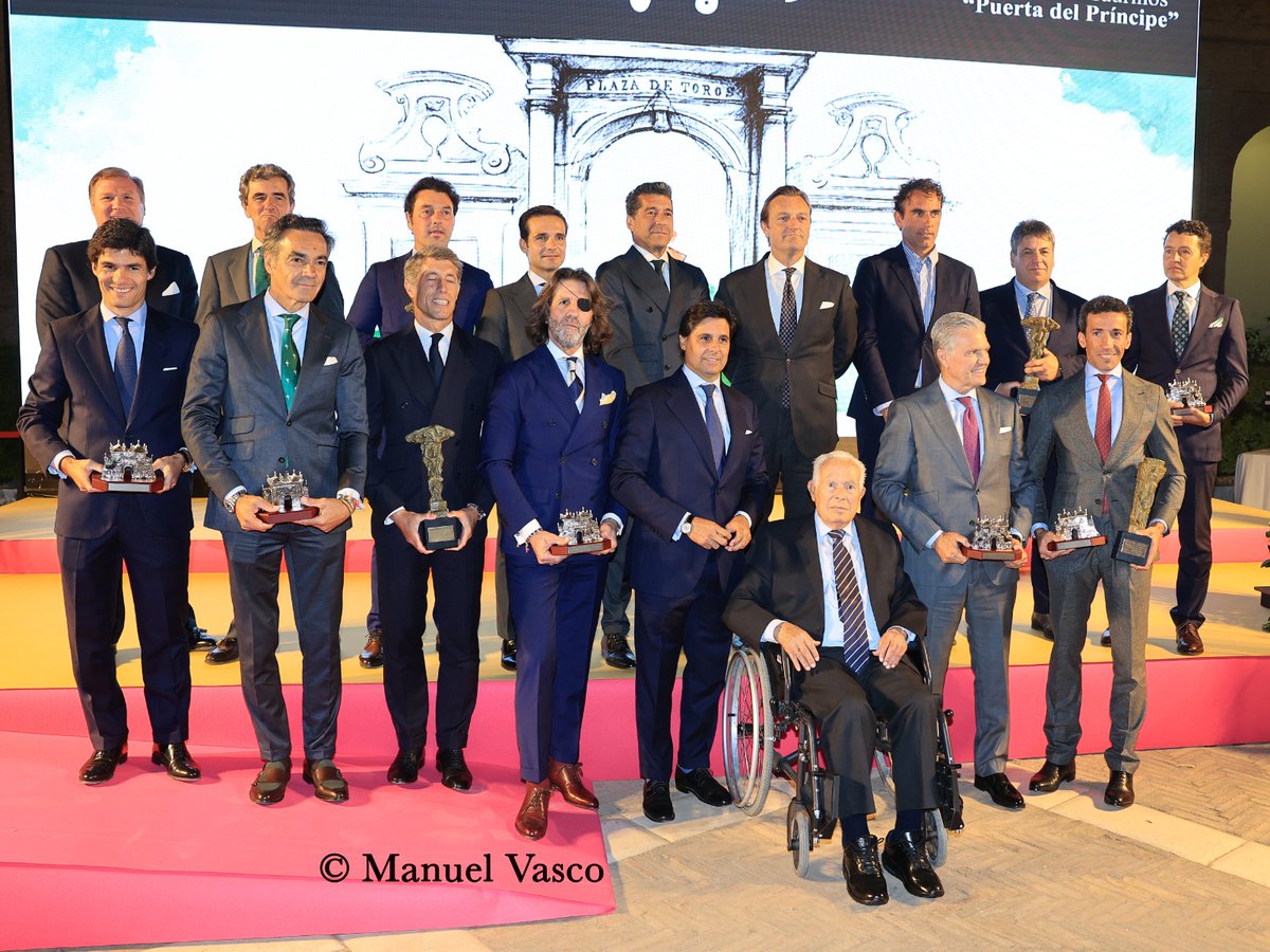 deporteytoro's tweet photo. NOTA DE PRENSA |
✍️ ‹‹David de Miranda recoge el trofeo ‘Puerta del Príncipe’ como máximo triunfador de la pasada Feria de Abril››
#DeMiranda #sevilla #realalcazar #tauromaquia #toros @DavDeMiranda
➡️ Leer nota de prensa completa:
https://t.co/1ZTIJNWWot https://t.co/jsVxK6fmD3