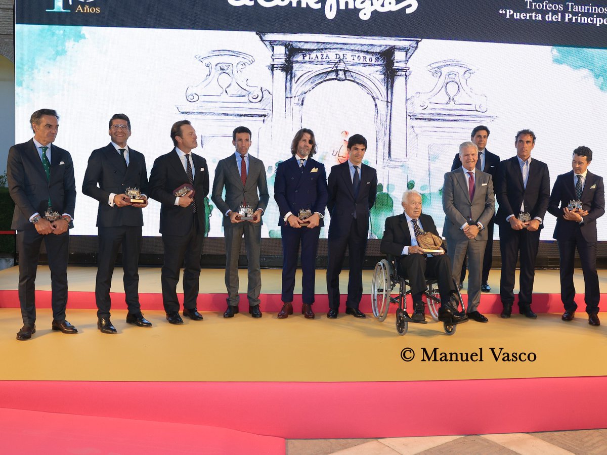 deporteytoro's tweet photo. NOTA DE PRENSA |
✍️ ‹‹David de Miranda recoge el trofeo ‘Puerta del Príncipe’ como máximo triunfador de la pasada Feria de Abril››
#DeMiranda #sevilla #realalcazar #tauromaquia #toros @DavDeMiranda
➡️ Leer nota de prensa completa:
https://t.co/1ZTIJNWWot https://t.co/jsVxK6fmD3