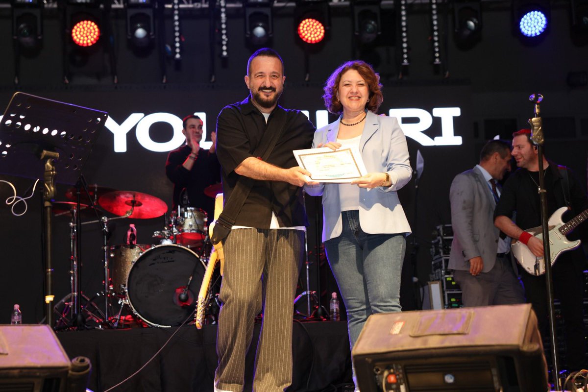 hudutgazetesi22's tweet photo. Gece Yolcuları solistlerinden ve TÜ Mühendislik ve Mimarlık Fakültesi mezunları Edis İlhan ile Uğur Arslan Türkoğlu’na mezuniyet belgelerini şenlik konserinde Eczacılık Fakültesi Dekanı Prof. Dr. Elvan Bakar verdi.
https://t.co/UsmgLo3kfQ https://t.co/EO4c7fyv3Q