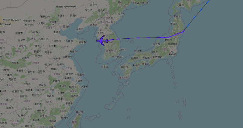 RobinSeun's tweet photo. 教你们如何查询空军一号的实时位置！

1、首先打开图一的网站！

2、然后就会看到图二的场景！

3、然后在右侧搜索栏里输入ADFDF9

4、OK了，看图三！ https://t.co/eJm7WQuPu0