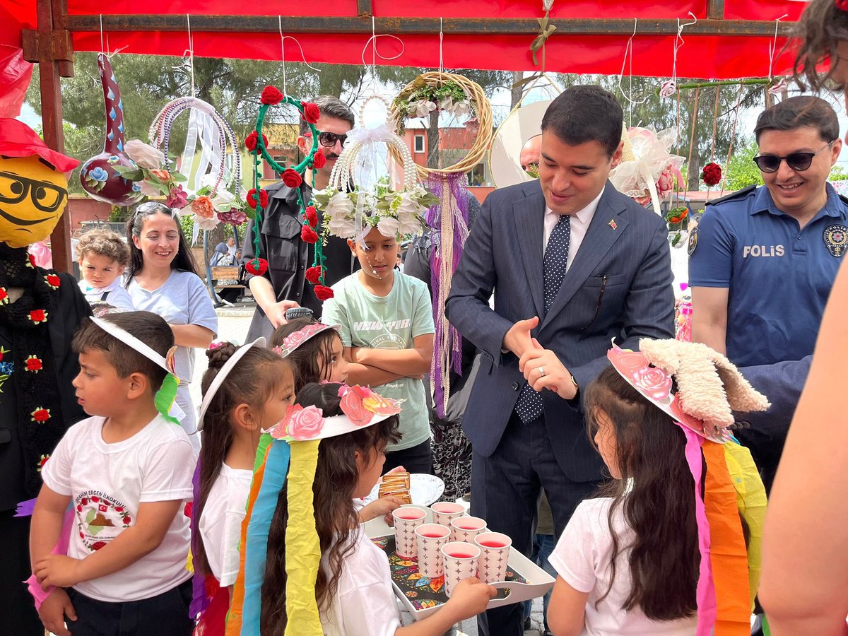 TKaymakamligi's tweet photo. Kaymakamımız Volkan ÖZER, Belediye Başkanı Bekirhan UYUTMAZ ve kurum amirleri, İlçemiz İbrahim ERGEN İlkokulu tarafından düzenlenen Gül Festivali Programı’na katıldı.

https://t.co/kW2sDezqve https://t.co/idwYuDKhsa