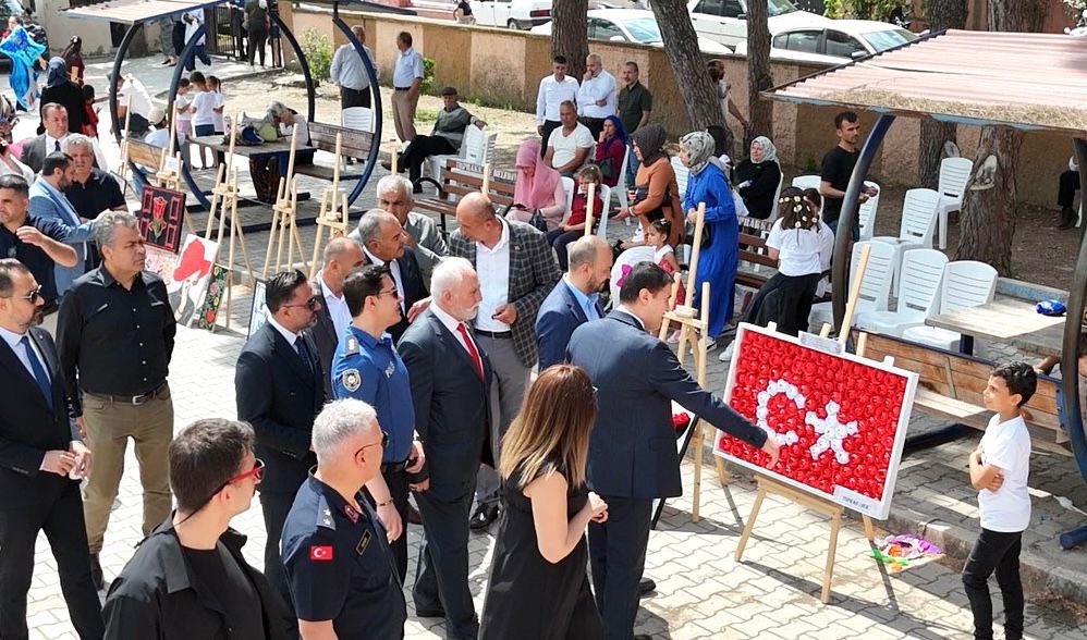 TKaymakamligi's tweet photo. Kaymakamımız Volkan ÖZER, Belediye Başkanı Bekirhan UYUTMAZ ve kurum amirleri, İlçemiz İbrahim ERGEN İlkokulu tarafından düzenlenen Gül Festivali Programı’na katıldı.

https://t.co/kW2sDezqve https://t.co/idwYuDKhsa