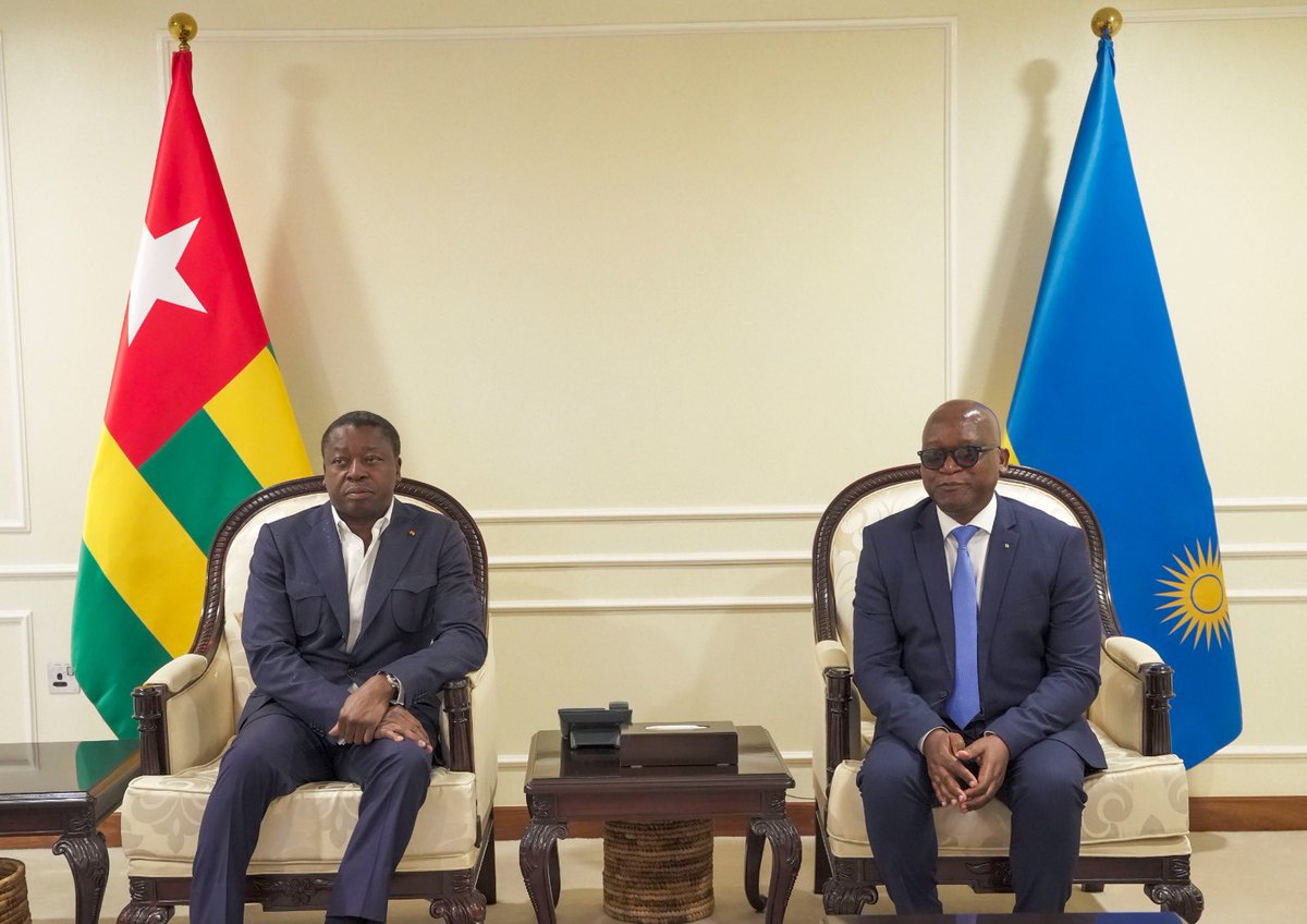 IGIHE's tweet photo. 🚨𝐀𝐌𝐀𝐊𝐔𝐑𝐔 𝐌𝐀𝐒𝐇𝐘𝐀🚨

Perezida w’Inama y’Abaminisitiri ya Togo, Faure Essozimna Gnassingbé, yageze i Kigali mu gitondo cyo kuri uyu wa Gatatu.

Gnassingbé yakiriwe na Ministiri w’Ingabo z’u Rwanda, Juvenal Marizamunda. #IGIHENews https://t.co/IH26LerTzN
