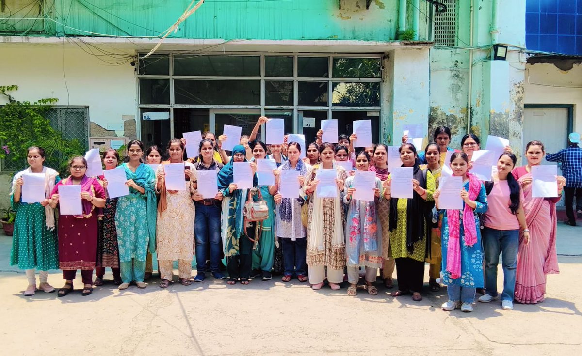 upsrtc_lko's tweet photo. आज दिनांक 13.05.2026 को क्षेत्रीय प्रबंधक महोदय द्वारा सहायक क्षेत्रीय प्रबंधक (कार्मिक) महोदया की उपस्थिति में 81 नव नियुक्त महिला संविदा परिचालको को नियुक्ति पत्र वितरित किए गए
#WomemEmpowerment
#UPSRTC
#LUCKNOWREGION
#APKAAPNASATHI https://t.co/zcCFo2DlCm