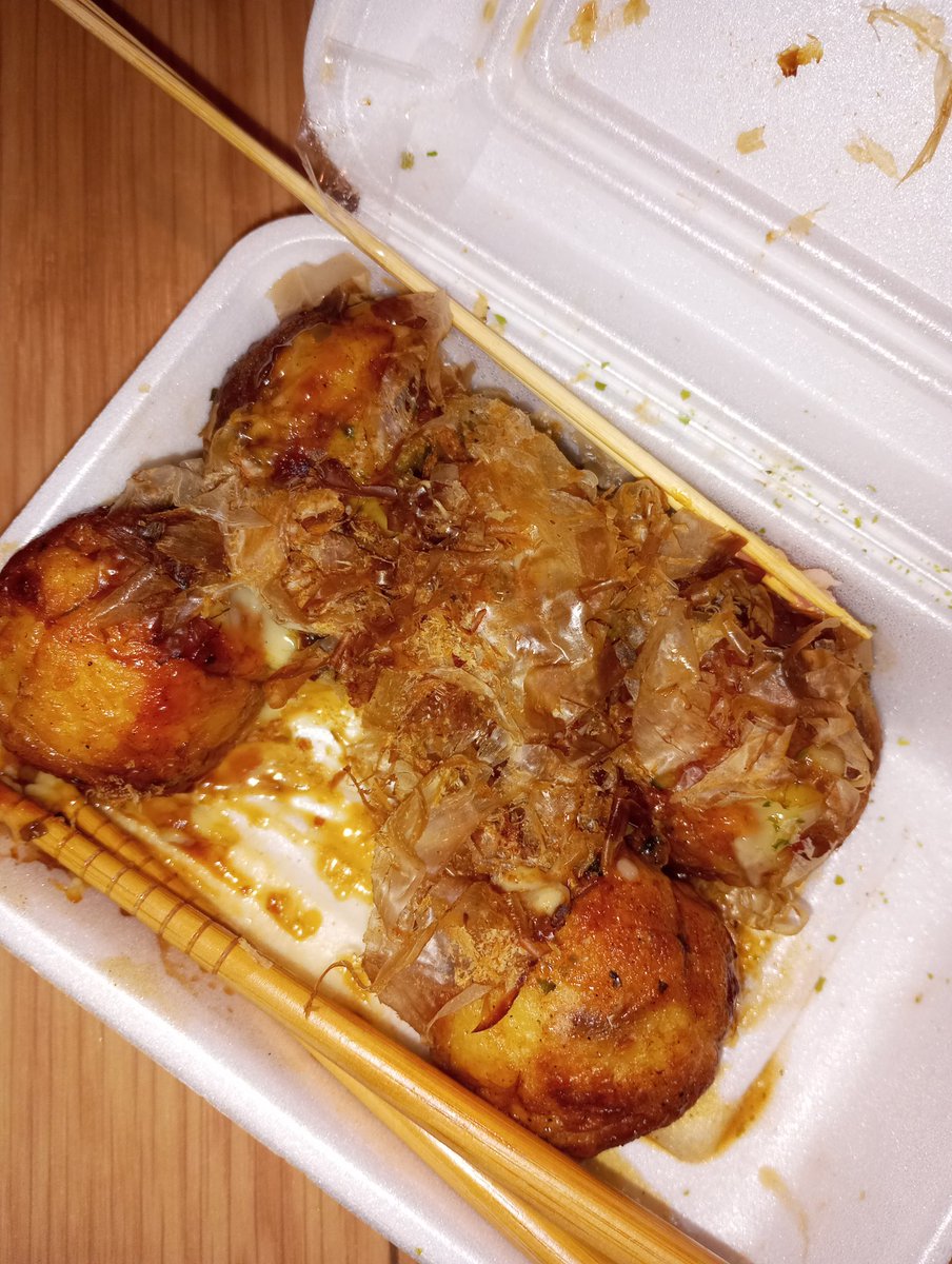 its_yuuy's tweet photo. nyoba takoyaki langsung di negara asalnya ehehe https://t.co/O4ChhqswCs