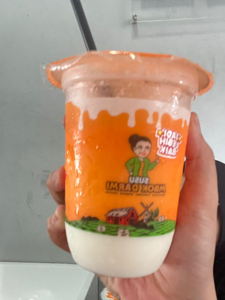 berylamand's tweet photo. aku tipe yang ga terlalu suka minuman manis, makanya seneng pas tau susu mbok darmi bisa request less sugar 😭 #JadiLebihBaik https://t.co/QjICaxRLH7