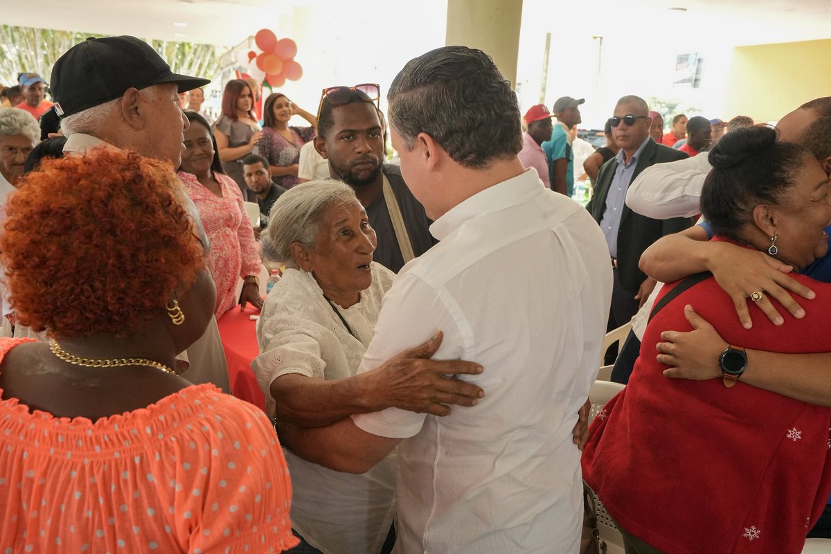 jeanluisrj's tweet photo. El poder es pasajero.  

La forma en que tratamos a la gente mientras lo ejercemos es lo que realmente permanece.  

La humildad no debilita el liderazgo; lo humaniza. Mantener los pies sobre la tierra es una decisión diaria. https://t.co/JWt2Wur6Vd