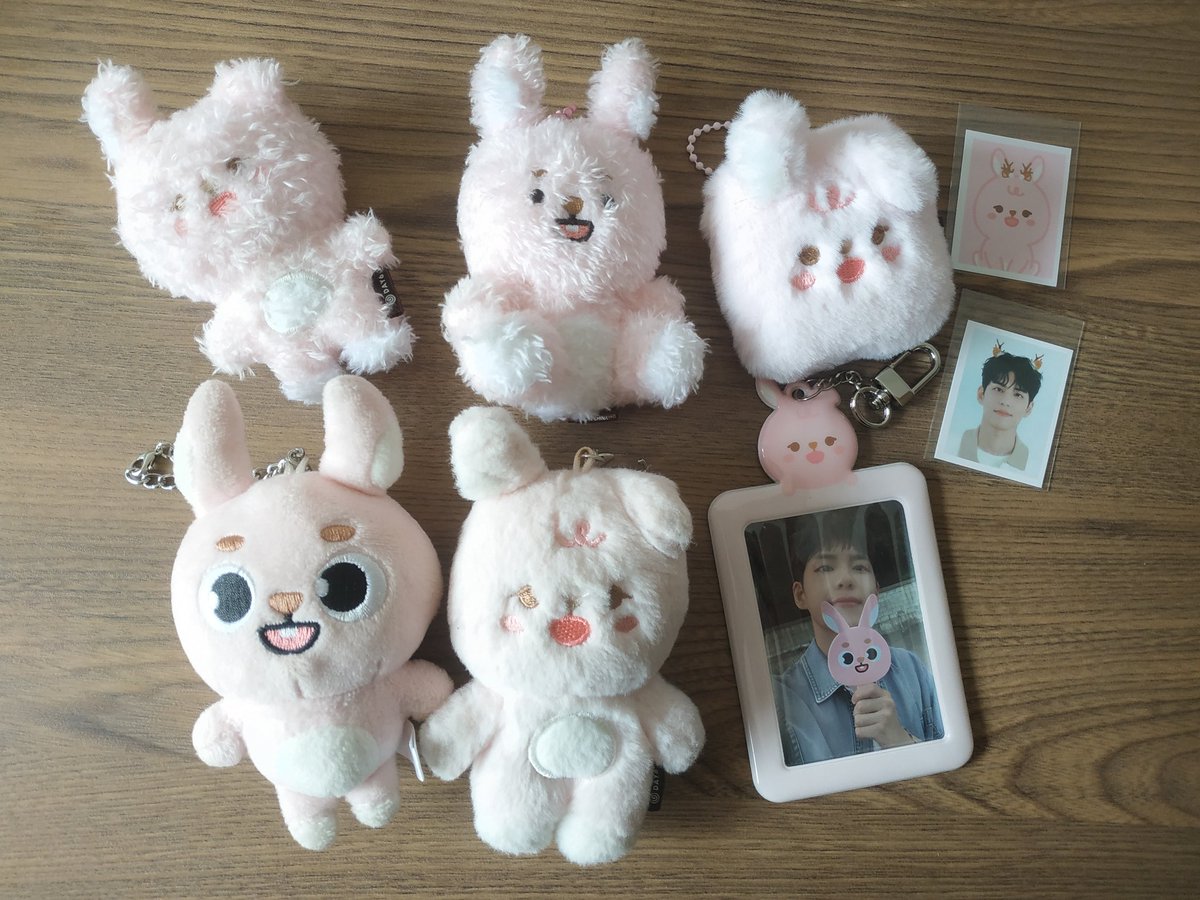 panpanberry's tweet photo. #wtsday6 #wtsday6stuff offer aja boleh suka2 worth it nya berapa, semua udah ga ada plastik orinya karena ga pernah nyimpen, semua good condi belom pernah mandi, beberapa pernah kekuar cuma pas konser aja, sila dm jika berminat https://t.co/T4drgWdzOh